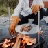Höfats TRIPLE Table zum Grillen und Kochen auf TRIPLE Feuerstellen.