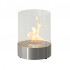 Zylinderförmiger Bioethanol-Kamin in modernem Design. Hergestellt aus Edelstahl und Glas um den Brenner herum